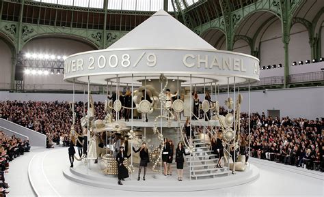 Chanel incanta al Grand Palais: la gigante voliera e l'eleganza 